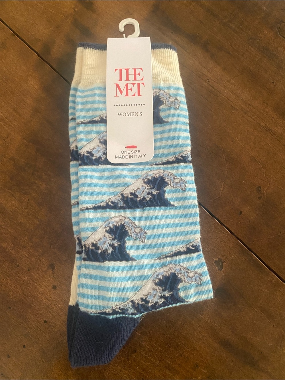THE MET WOMEN’S socks HOKUSAI GREAT WAVE SOCKS FROM METROPOLITAN Museum of Art